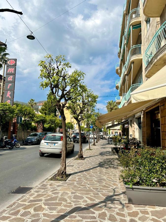 Hostdomus - Casa Corallo Alassio Bagian luar foto